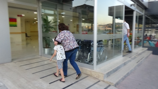 Arkadaşıyla şakalaşıyordu... yaralandı...