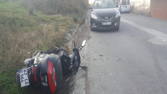 Otomobil ile motosikletin çarpıştı.. 2 kişi yaralandı...