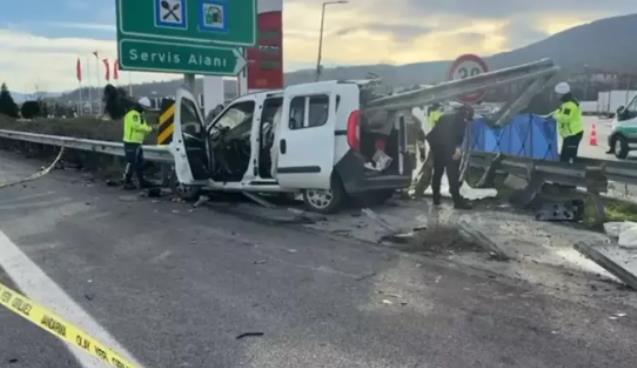 Hafi ticari araç bariyerlere çarptı... 2 ölü...