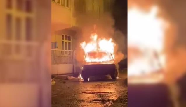 Park halindeki otomobil yandı... Ekipler müdahale etti...