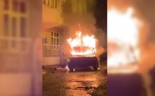 Park halindeki otomobil yandı... Ekipler müdahale etti...