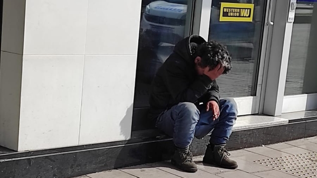 Yerde yatan bir şahıs için ekipler harekete geçti.