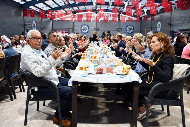 Binlerce vatandaş Belediye'nin iftar sofrasında buluştu...