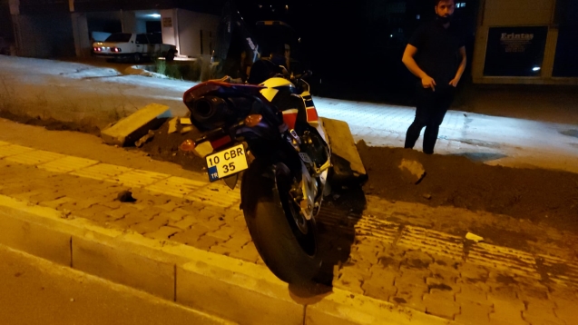 Köpeğe çarptı...Kaldırıma çıkarak durabildi...