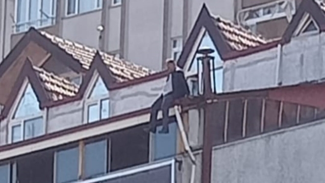 Çatıya çıktı, atlamak istedi...