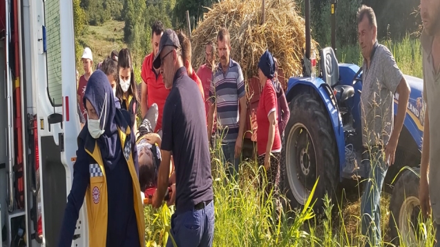 Traktörün altında kalan genç kız yaralandı.