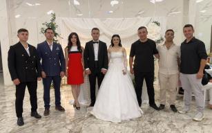 Genç çifti sevenleri ve mesai arkadaşları yalnız bırakmadı…