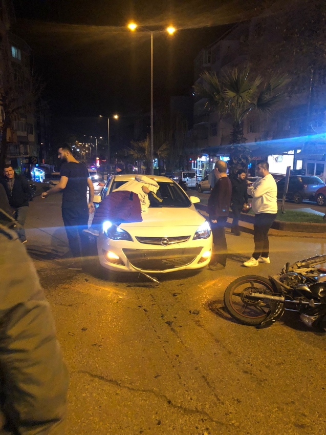 Motosiklet ile otomobil çarpıştı.1 yaralı...