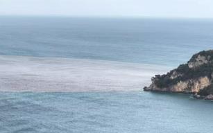 Eriyen karlar denizin rengini değiştirdi...