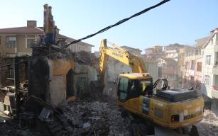 Metruk bina yıkıldı...