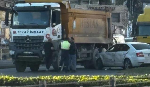Hafriyat kamyonu otomobille çarpıştı…