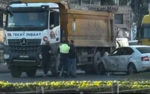 Hafriyat kamyonu otomobille çarpıştı…