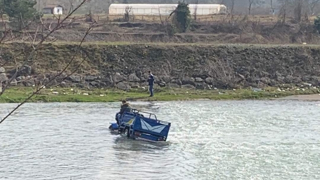 Patpat sürücüsü suda mahsur kaldı.