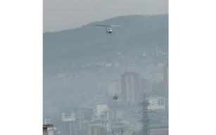 Helikopteri gören vatandaşlar merakla izledi...