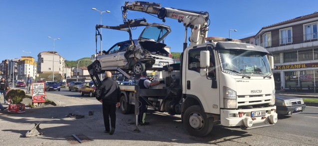 Hafif ticari araç ile otomobil çarpıştı 2 kişi yaralandı..