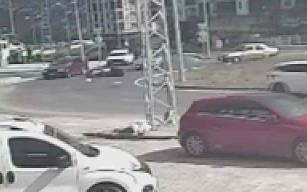 Kavşakta çarpıştı… O anlar kameraya yansıdı…