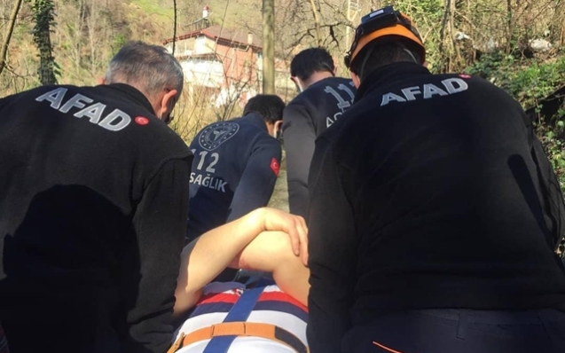 Kestiği ağacın altında kaldı...