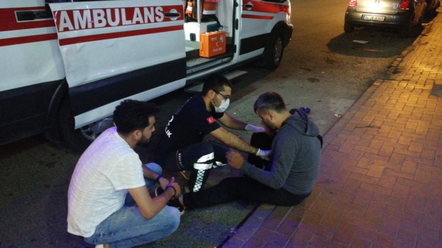 Yayaya çarpmamak istedi, kendi yaralandı...