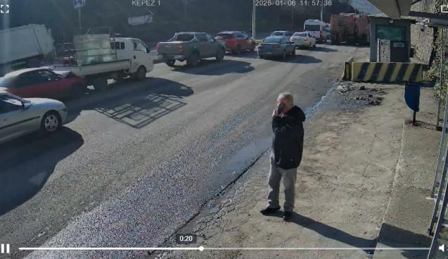 Duran trafiği fark etmedi... Kamyonete çarptı...