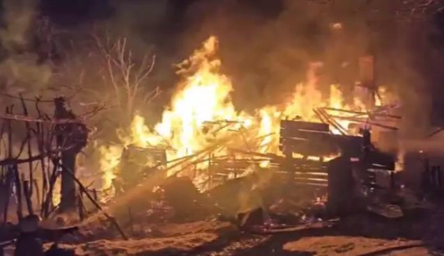 2 katlı ahşap ev yandı; 1 yaralı