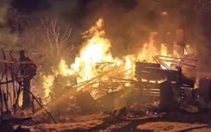 2 katlı ahşap ev yandı; 1 yaralı