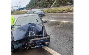 Bariyerlere çarptı... Yaralı sürücü hastaneye kaldırıldı...