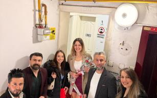 Malçok ve ekibi Kadınlar gününü karanfil ile kutladı…