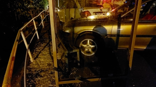 Otomobil otobüs durağına girdi...
