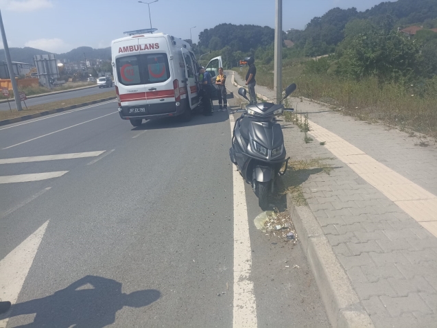 Hafif ticari araç ile motosiklet çarpıştı...2 yaralı...