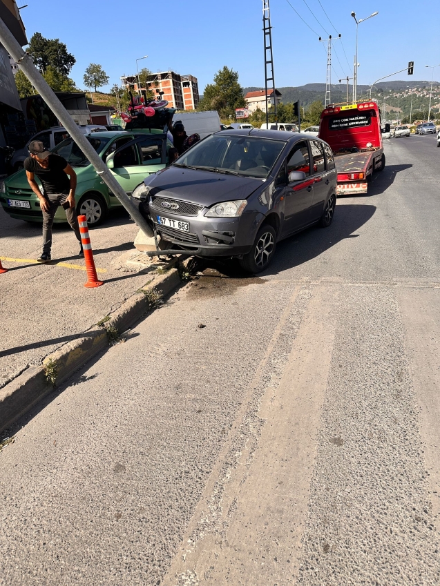 Hakimiyetini kaybetti kaldırıma çıktı...1 yaralı