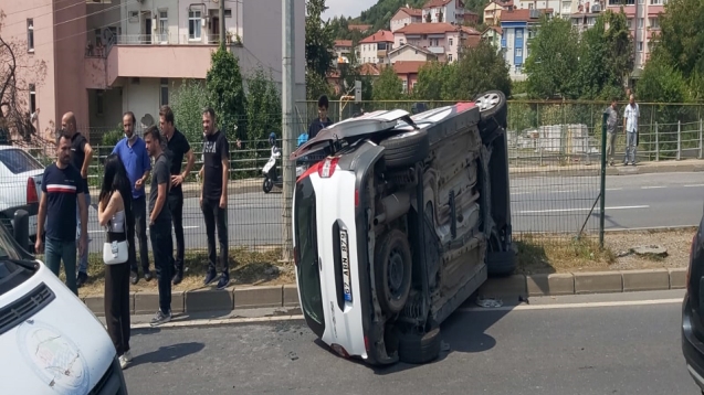 Kamyonet devrildi...3 yaralı...