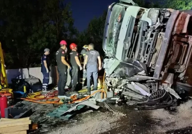 TIR dehşet saçtı... Otomobil üzerine devrildi...