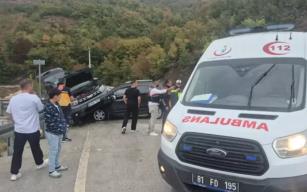 Cip ile hafif ticari araç çarpıştı... 3 yaralı...