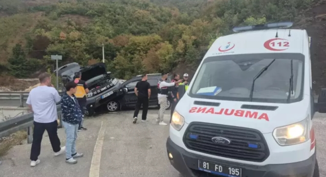 Cip ile hafif ticari araç çarpıştı... 3 yaralı...