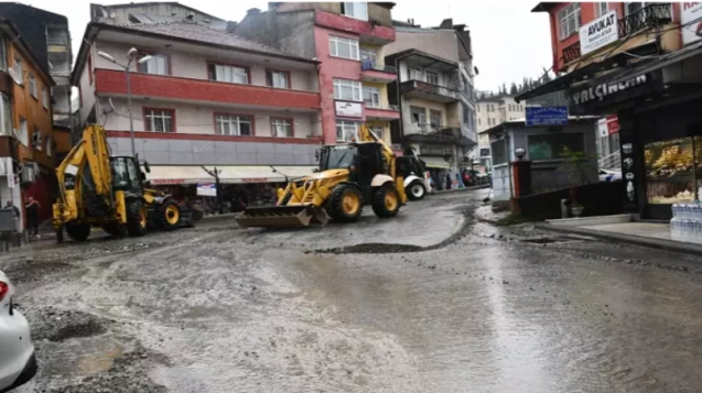 Sağanak; sürücüler zor anlar yaşadı...