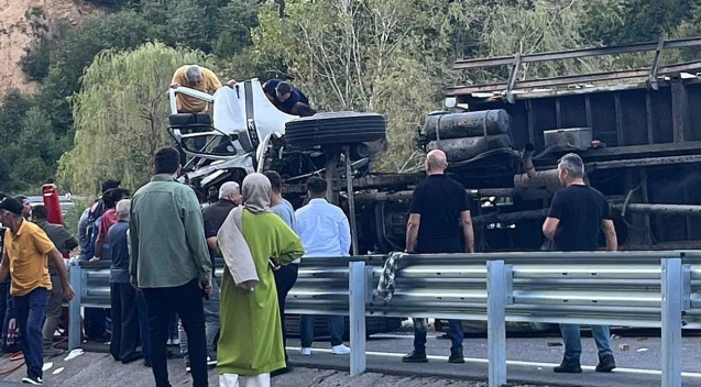 Seyir halindeki tır yan yattı… Yol trafiğe kapandı…