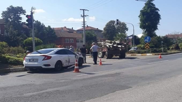 Traktör ile otomobil çarpıştı...
