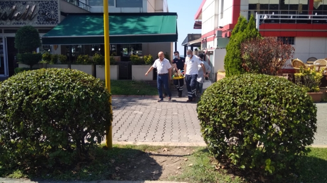 Elindeki tepsi ile merdivenlerden yuvarlandı...