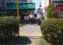 Elindeki tepsi ile merdivenlerden yuvarlandı...
