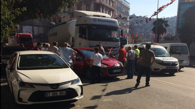 Beton mikseri otomobili biçiyordu...