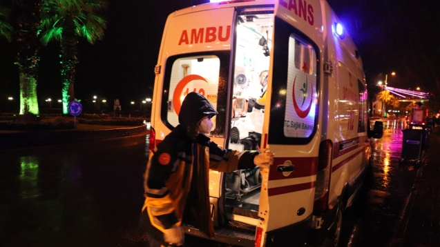 Su ile dolu inşaat çukuruna düştü...