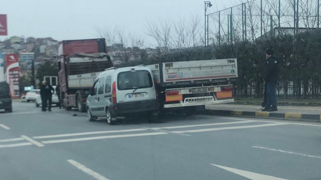 TIR ile hafif ticari kamyonet çarpıştı...