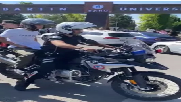 Öğrencileri sınava motosikletli trafik polisleri yetiştirdi