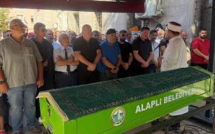 Alaplı yardım gönüllüsü Tıncay Çil'e ağlıyor...