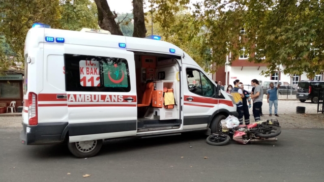 Ambulans ile motosiklet çarpıştı: 1 yaralı...