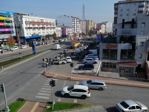 Tır ve 2 otomobil çarpıştı...