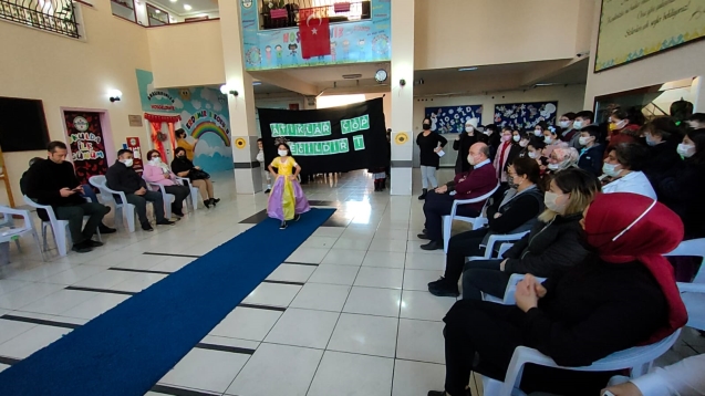 Okul binasında gerçekleştirilen defile büyük beğeni topladı.