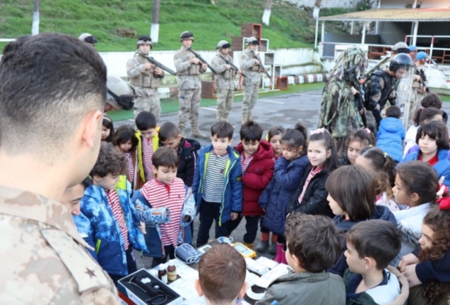 Ana Okulu öğrencilerine Jandarma Komutanlığını ziyaret etti