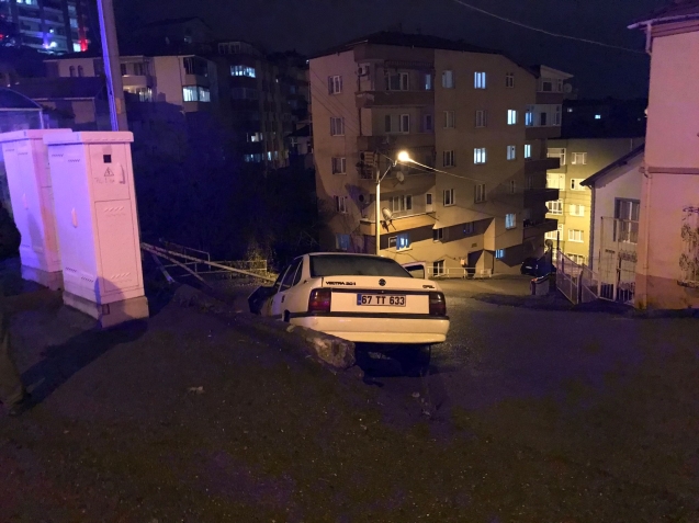 Demir korkuluklara çarparak durabildi...