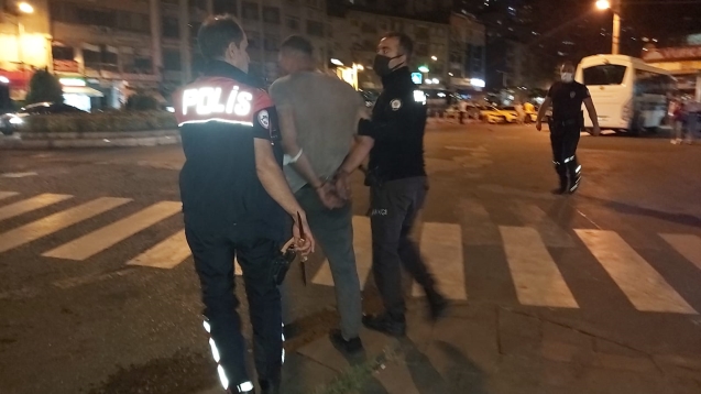 Elinde bıçakla etrafa saldırdı....